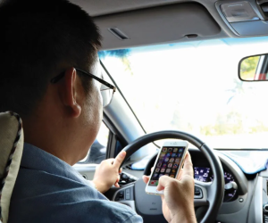 Sử dụng điện thoại khi lái xe có thể bị truy cứu trách nhiệm hình sự